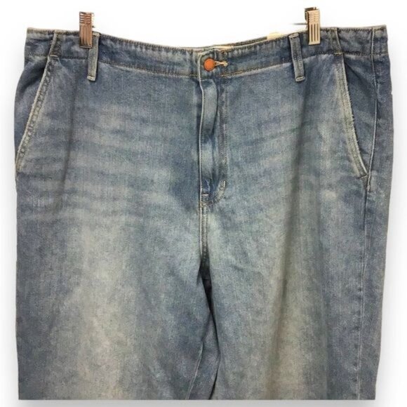 Universal Thread Women’s Relaxed Straight Light Wash Jeans, Blue, Size 18R - Picture 4 of 9